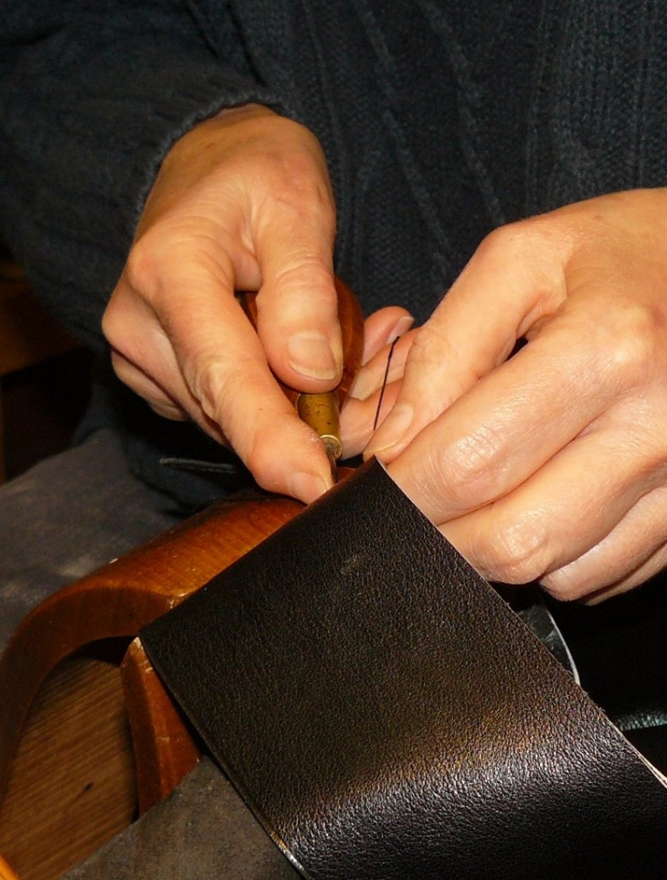 Atelier cuir, mains de l'artisan Françoise - Méjannes-le-Clap