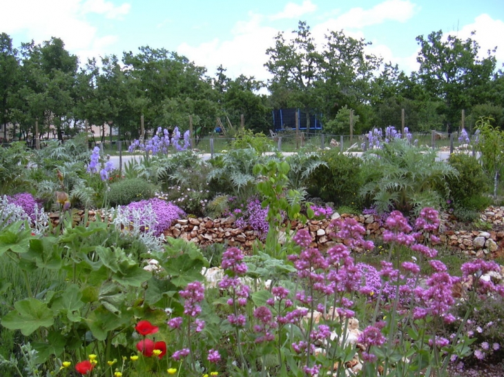 Le Jardin Fleuri près de la capitelle - Méjannes-le-Clap