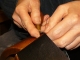 Atelier cuir, mains de l'artisan Françoise