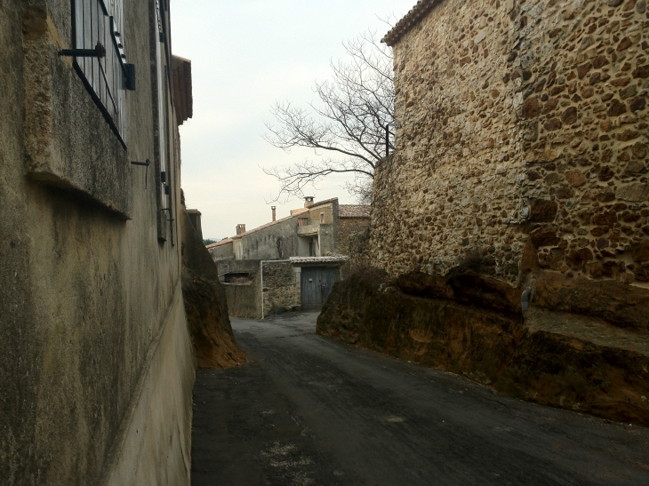 Une des rues où les maisons sont bâties sur la roche. - Pougnadoresse