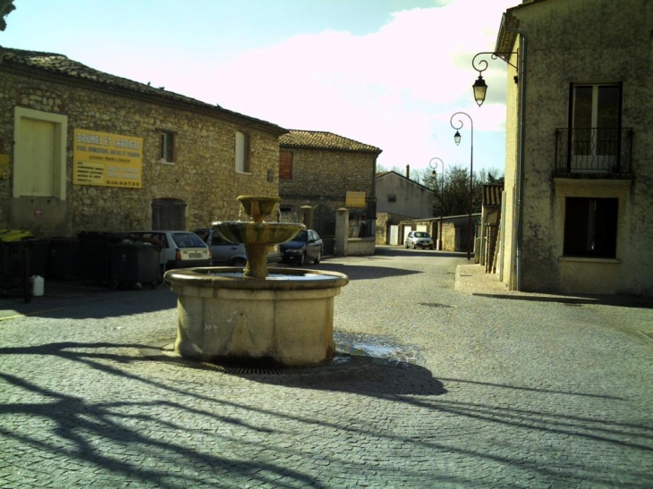 La fontaine place de la Garonne - Quissac