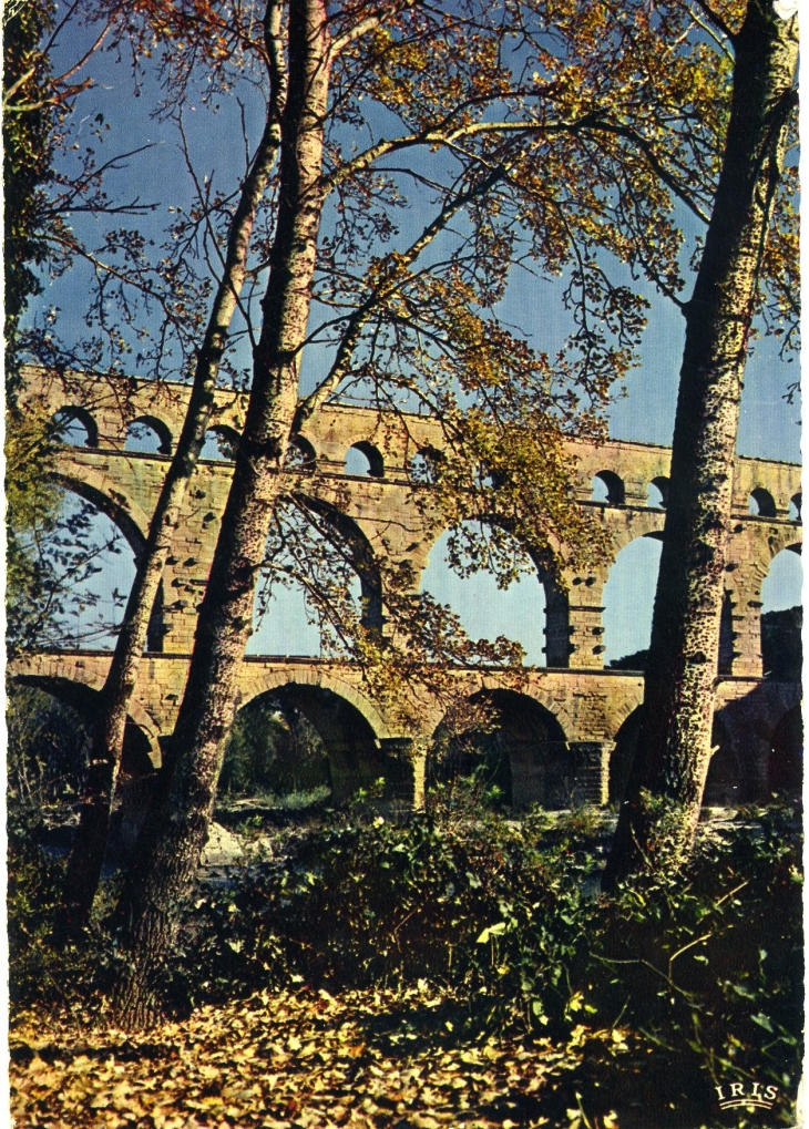 Le pont du Gard - Aqueduc Romain Long 275m, haut 49m, larg 3m - Construit sur l'ordre d'Agrippa, pour amener d'Uzès à Nîmes les eaux des sources d'Eure (carte postale de 1970) - Remoulins
