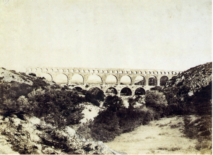 Le Pont du Gard, 1851 - Edouard Baldus, 1813-1889 (carte postale de 1990) - Remoulins