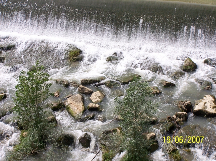 Les rochers sous la cascade - Saint-Chaptes