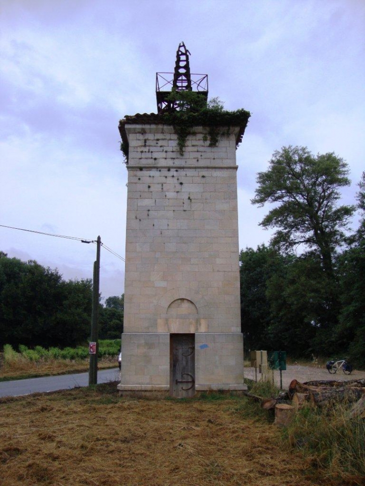 Saint-Étienne-des-Sorts (30200) Tour St.Georges, décapitée de son éolienne