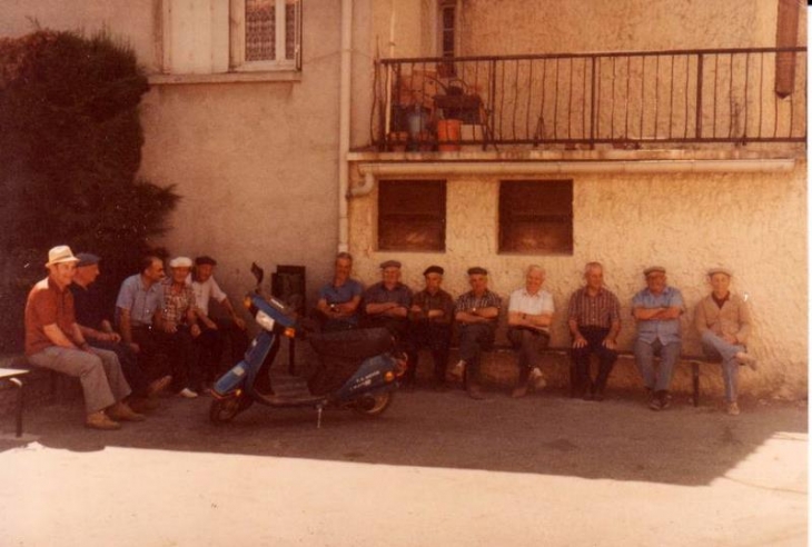 Le club des ancien sur la place de la poste - Saint-Mamert-du-Gard