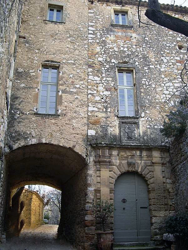 L'entrée du castelas - Saint-Victor-la-Coste