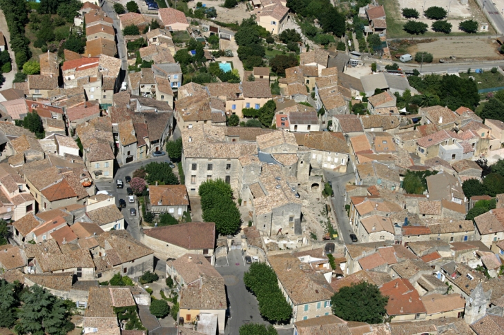 Vue aerienne du village de Saze (Gard)