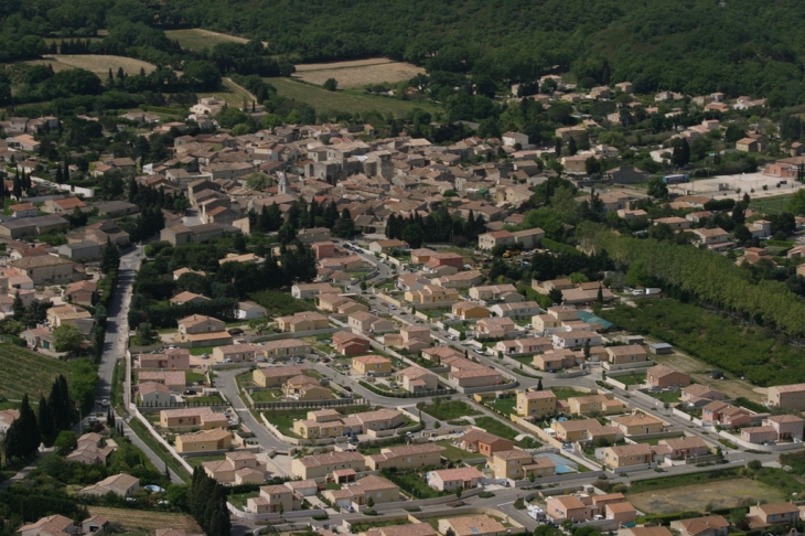 Vue aérienne du village de Saze / Gard