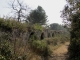 Photo suivante de Vers-Pont-du-Gard Au-départ-de-vers-pont-du-gard- prendre le sentier-de-l-aqueduc-ou-chemin-des-vestiges-vers le Pont du gard, à pied, On  longe-les-vestiges-de-l-aqueduc-romain-reliant-Uzes-à-Nimes.