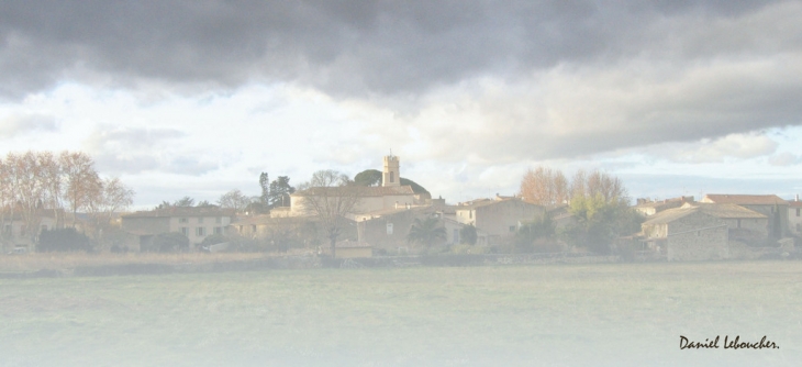 Le village vu des digues  contre les inondations - Cazouls-d'Hérault