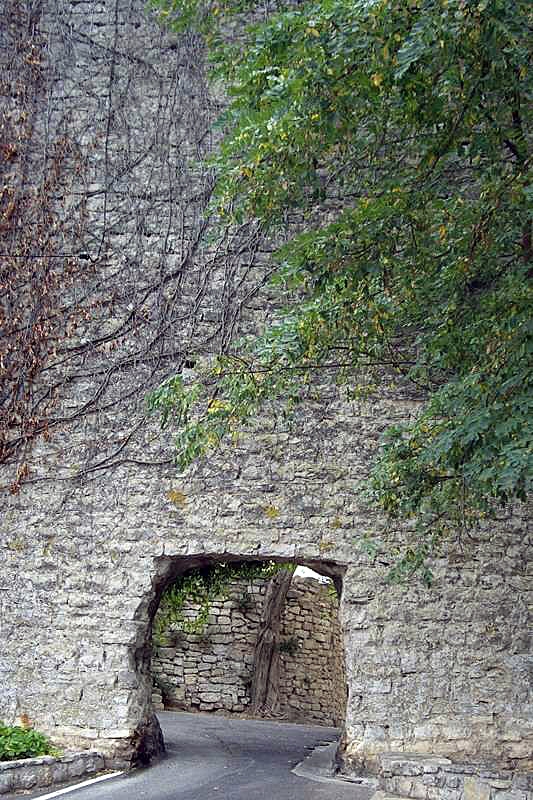 Porte d'entrée dans la haute muraille - Cournonterral