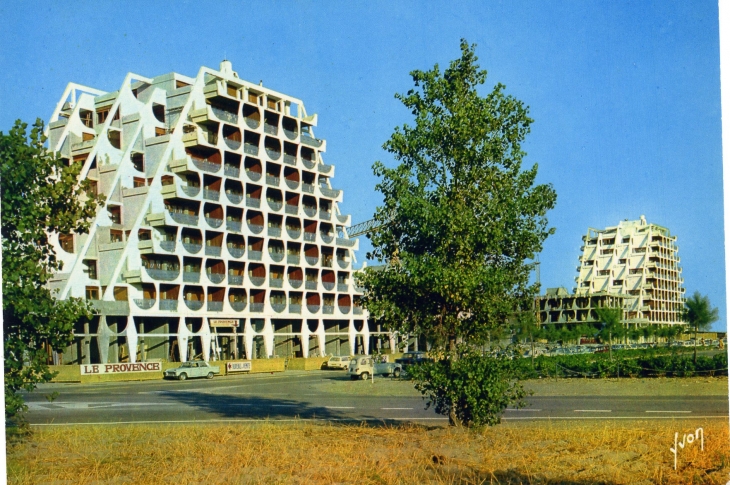 Les Immeubles bordant le Port (carte postale de 1970) - La Grande-Motte