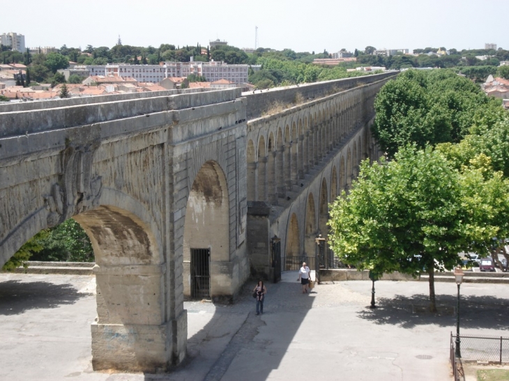 Aqueduc vu du jardin du pérou - Montpellier