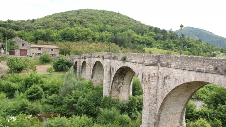 Pont de Pierre construit après les inondations de 1840 - Saint-Étienne-d'Albagnan