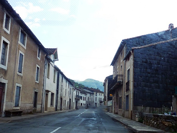 La rue principale - Saint-Étienne-d'Albagnan