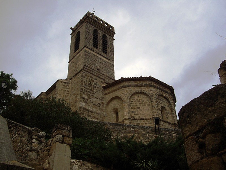 L'église dominant le village - Saint-Pons-de-Mauchiens