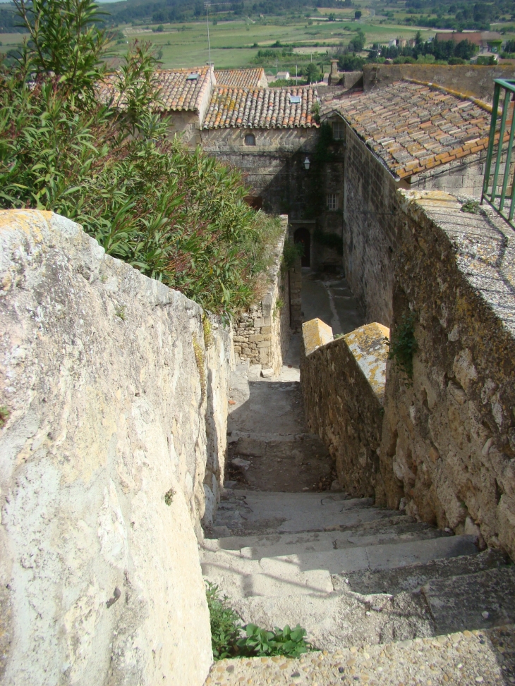Un escalier fait le lien entre l'église et le village d'en bas - Saint-Pons-de-Mauchiens