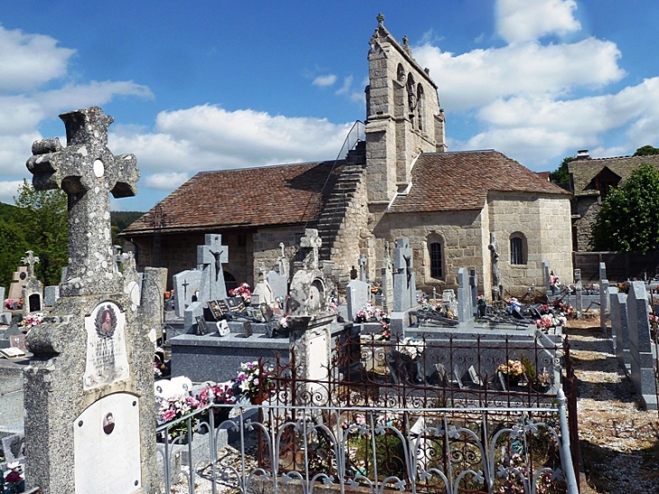 L'église dans le cimetière - Fau-de-Peyre