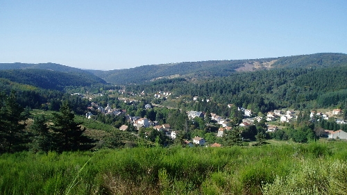 Vue de La Bastide-Puylaurent sur les bords de l'Allier