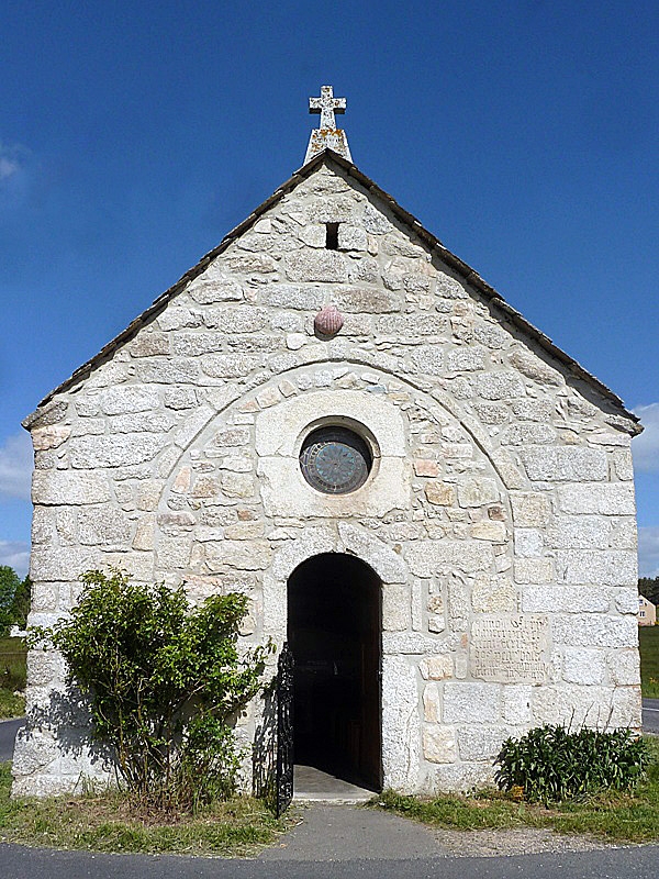 L'entrée de la chapelle de bastide - La Chaze-de-Peyre