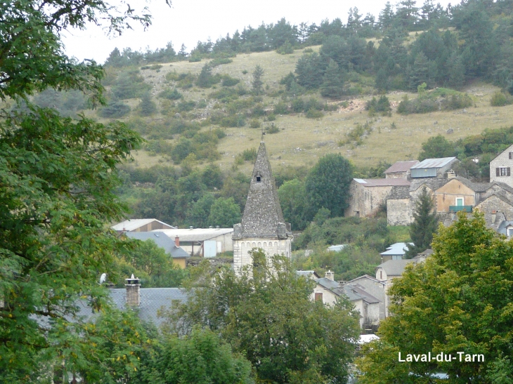 Le clocher du village  Crédit : André Pommiès - Laval-du-Tarn