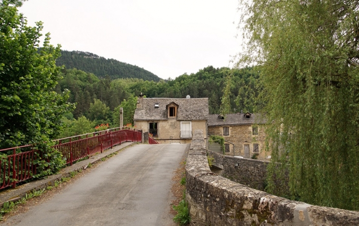 Pont sur Le Lot - Les Salelles