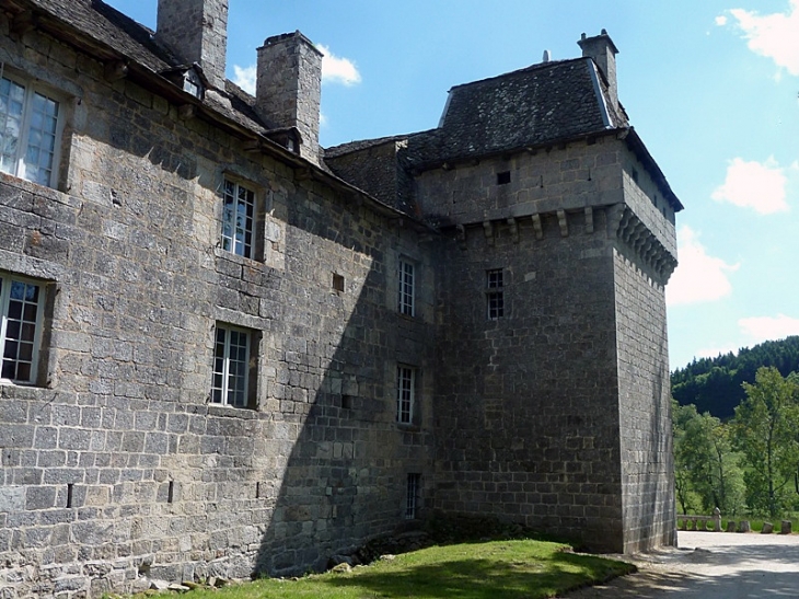 Dans la cour du château de la Baume - Prinsuéjols
