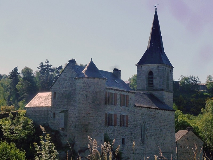 Vue sur l'église et le château - Saint-Juéry