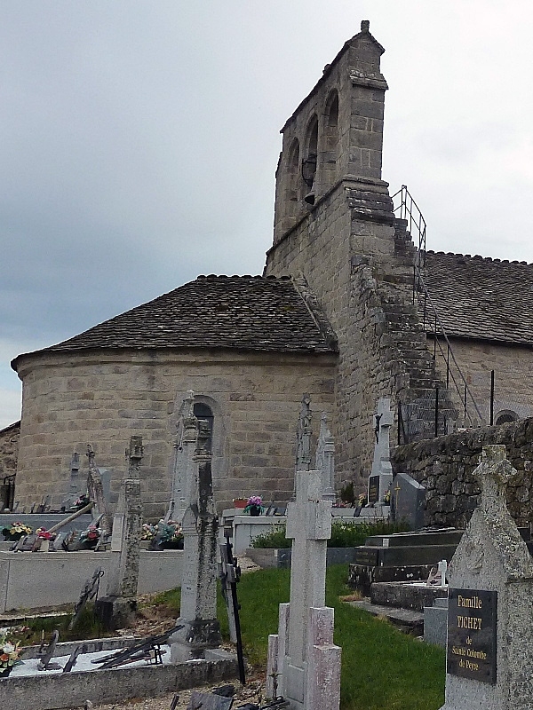 L'église. Le 1er Janvier 2017, les communes Aumont-Aubrac, La Chaze-de-Peyre,  Fau-de-Peyre, Javols,  Sainte-Colombe-de-Peyre, Saint-Sauveur-de-Peyre ont fusionné pour former la nouvelle commune Peyre en Aubrac