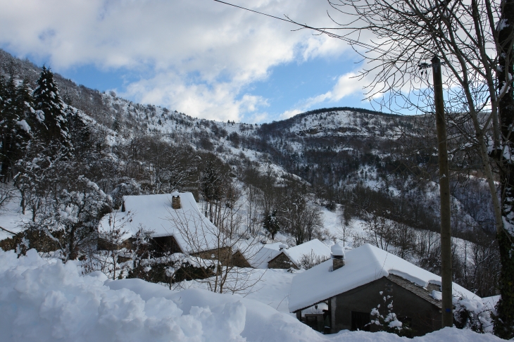 Maisons de Solpérières sous leur manteau de neige: JM Ausset - Vebron