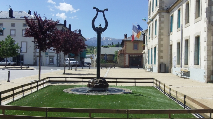 Place de la mairie 2010 - Bourg-Madame