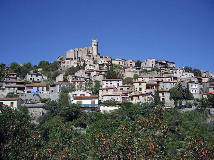 Le village dominé par l'église - Eus