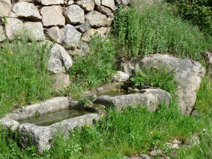 Une ancienne fontaine cami font del salze (chemin de la fontaine du saule) - Railleu