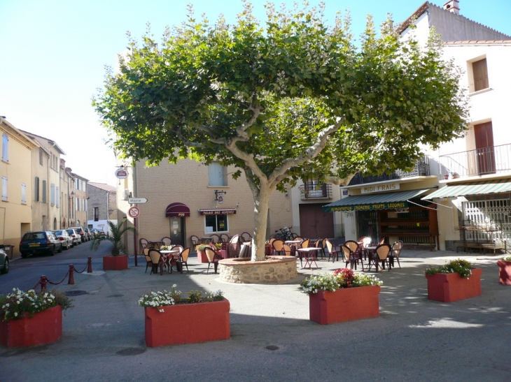 Place du centre du village - Saint-Génis-des-Fontaines