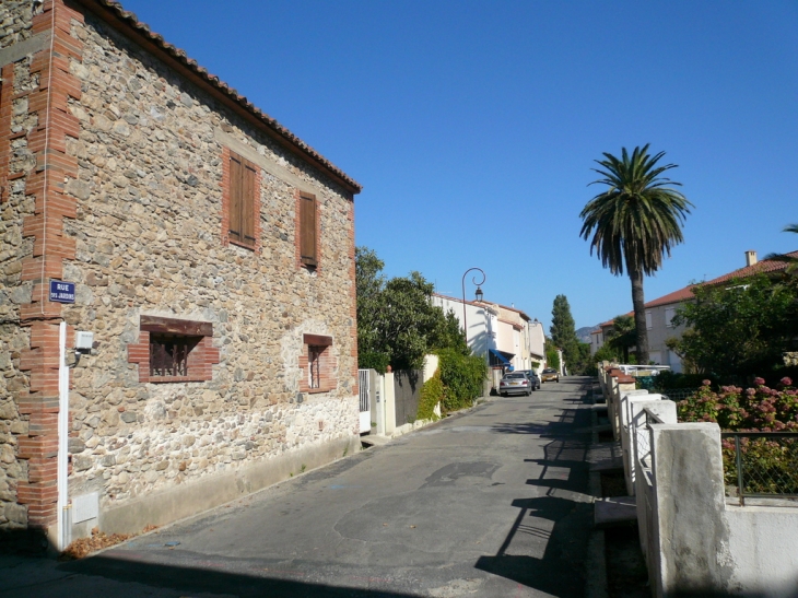 Une avenue du village - Saint-Génis-des-Fontaines