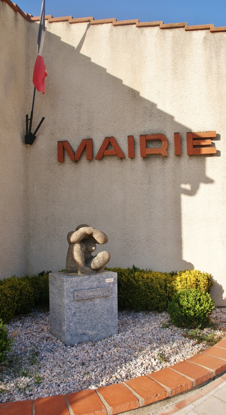 Hotel-de-Ville ( Sculpture Timidité par F Aggery ) - Saint-Jean-Pla-de-Corts