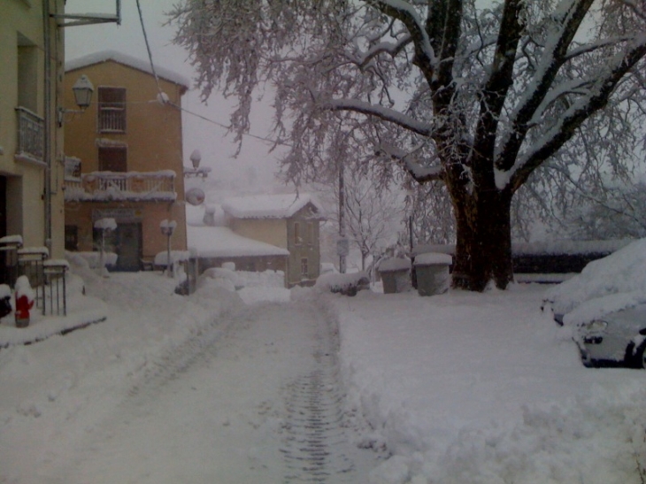 Place du petit café après tempête de neige - Villelongue-dels-Monts