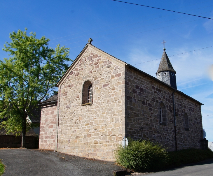 Le chevet de la chapelle Saint-Nicolas de Tolentine au village de Brochat. - Allassac