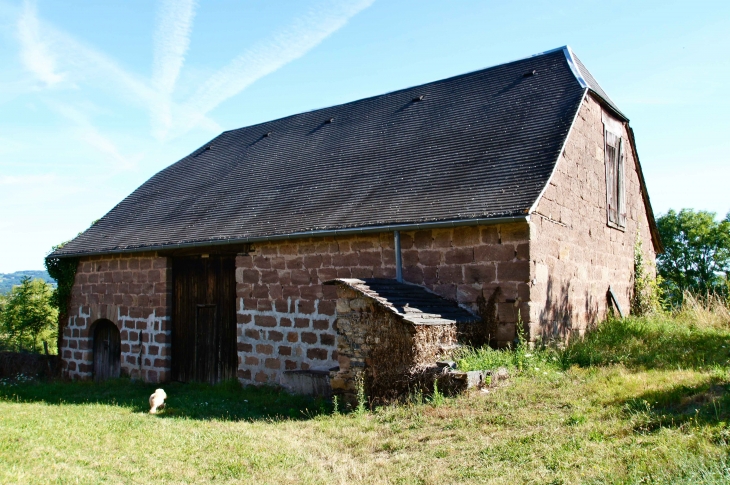 Grange ancienne avec puits au village de Brochat. - Allassac