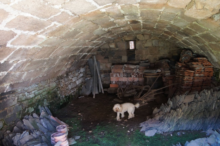Belle cave voutée du bâtiment (photo précédente) au village de Brochat. - Allassac