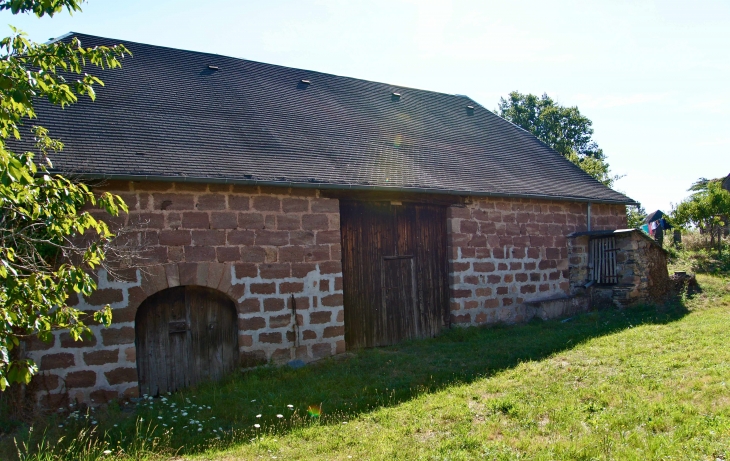 Grange ancienne avec puits au village de Brochat. - Allassac