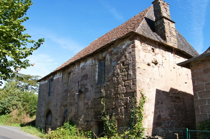 Maison ancienne du village de Brochat. - Allassac