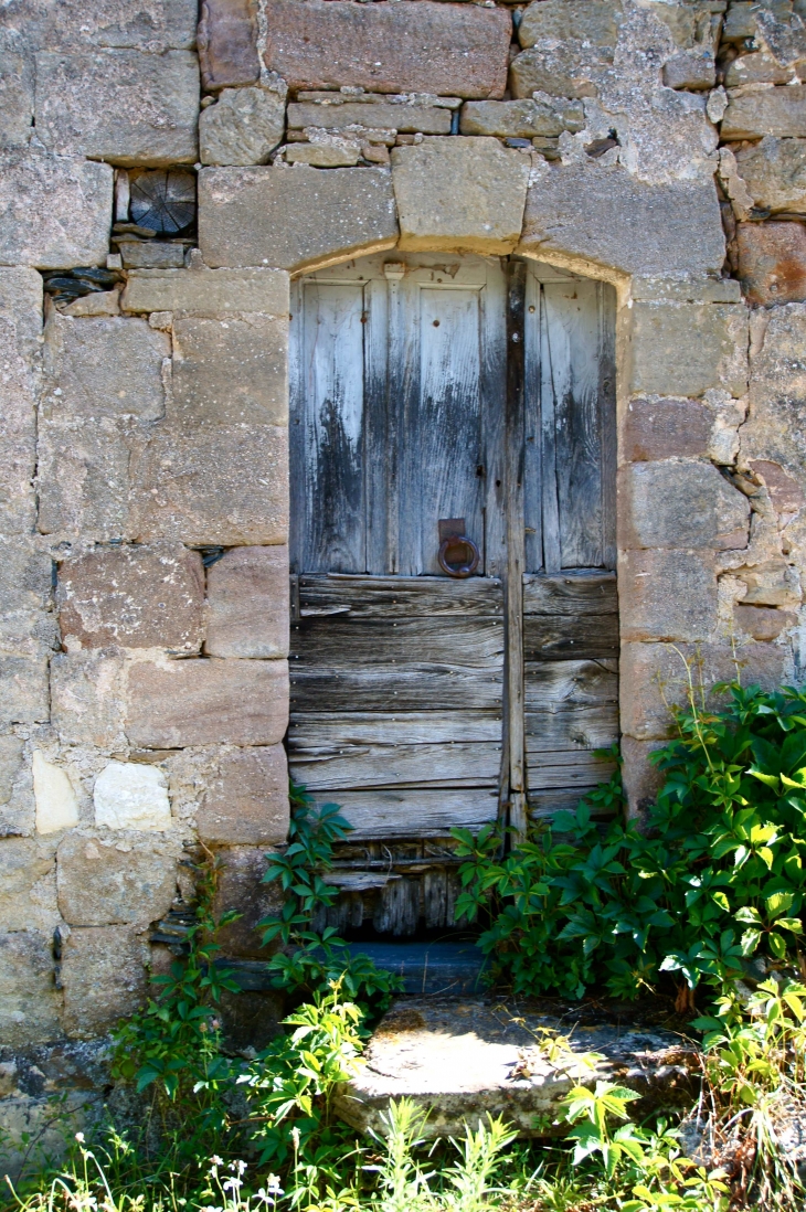 Entrée de la maison ancienne au village de Brochat. - Allassac