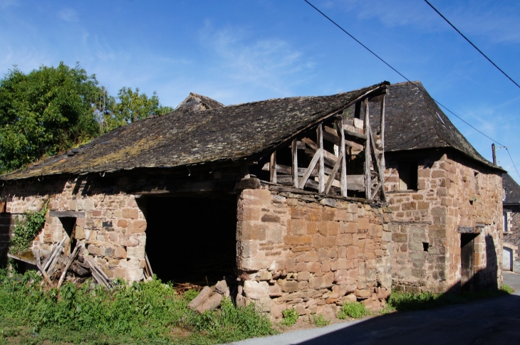 Ancien bâtiment au village de Brochat. - Allassac