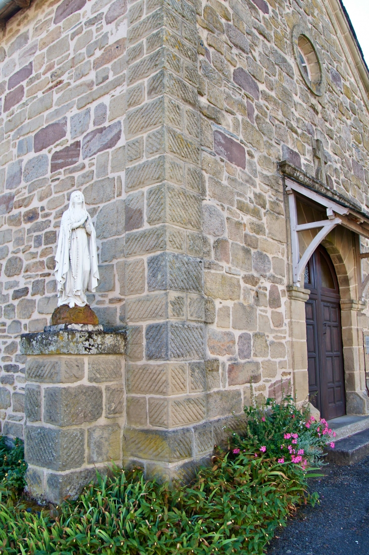 Statue de la Vierge contre la façade de la chapelle Saint-Nisolas de Tolentine au village de Brochat. - Allassac