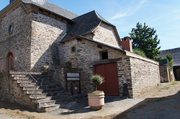 Hameau de Gauch. Four à pain accolé à la chapelle Saint-Roch. - Allassac