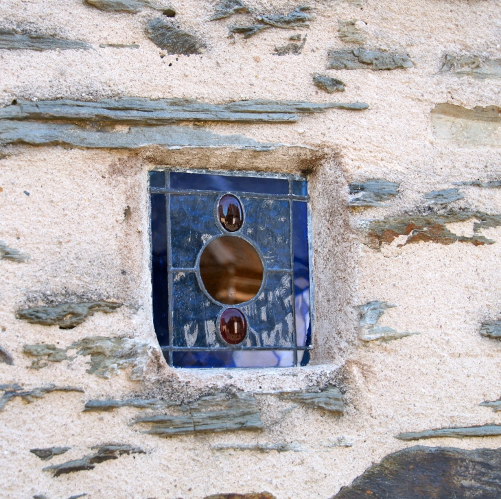 Petit vitrail de la chapelle Saint-Roch au hameau de Gauch. - Allassac