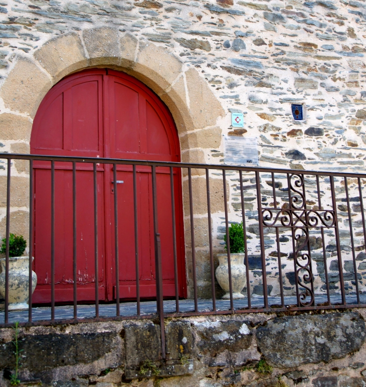 Le portail et le garde corps de la chapelle Saint-Roch, hameau de Gauch - Allassac