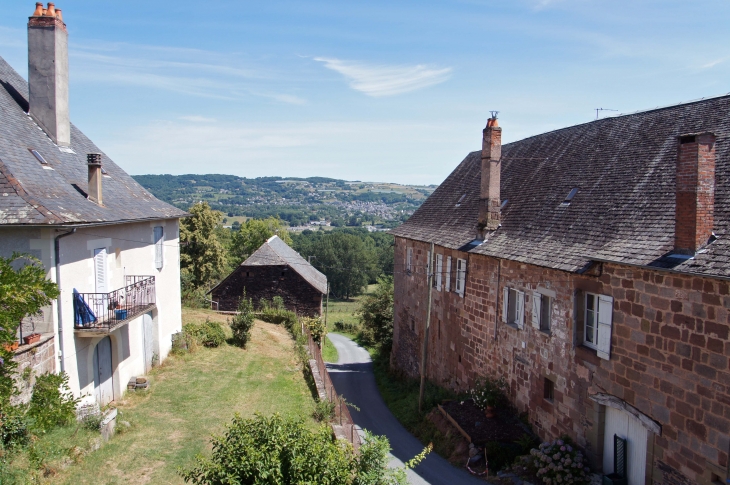 Ruelle du hameau de la Chapelle et vue sur le village d'Allassac.